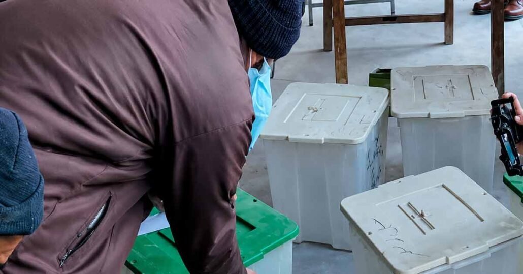 آزاد کشمیر الیکشن کیلئے پولنگ کے سامان کی ترسیل جاری تین اضلاع میر پور، کوٹلی اور بھمبھر کے تیرہ حلقوں میں پولنگ کل ہوگی