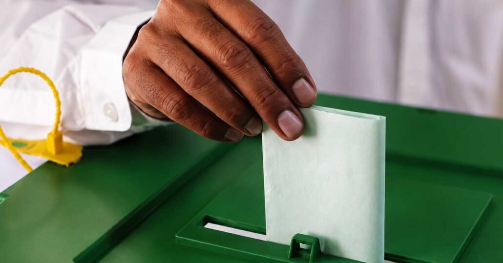 آزاد کشمیر انتخابات: میرپور ڈویژن میں پولنگ جاری ضابطۂ اخلاق کی خلاف ورزی پر دو پریزائیڈنگ افسران گرفتار