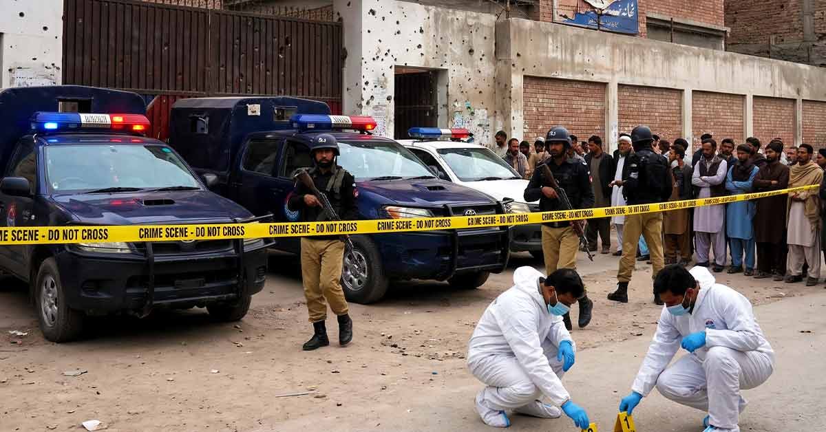 پشاور: تھانہ تہکال پر حملہ، 5 اشتہاری ملزمان کے خلاف دہشت گردی کا مقدمہ درج پولیس کے مطابق حملہ آور فائرنگ کے بعد فرار ہوگئے، ملزمان کی تلاش جاری ہے