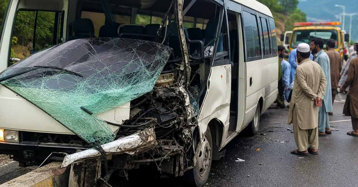 سوات موٹر وے، مسافر کوسٹر حادثے کا شکار، 20 افراد زخمی زخمیوں کو علاج کے لیے ڈی ایچ کیو ہسپتال بٹخیلہ منتقل کر دیا گیا