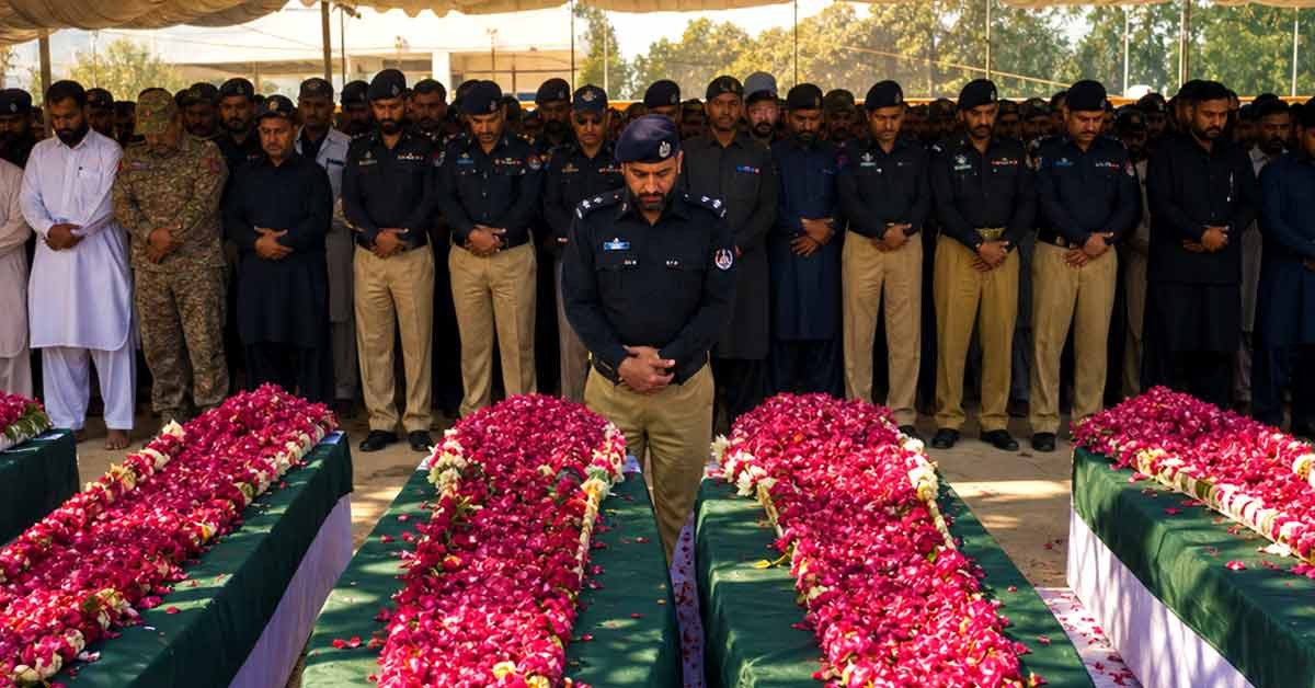 سوات: شہید 5 پولیس اہلکاروں کی نمازِ جنازہ سرکاری اعزاز کے ساتھ ادا شہداء کی میتیں تدفین کے لیے آبائی علاقوں کو روانہ کر دی گئیں۔