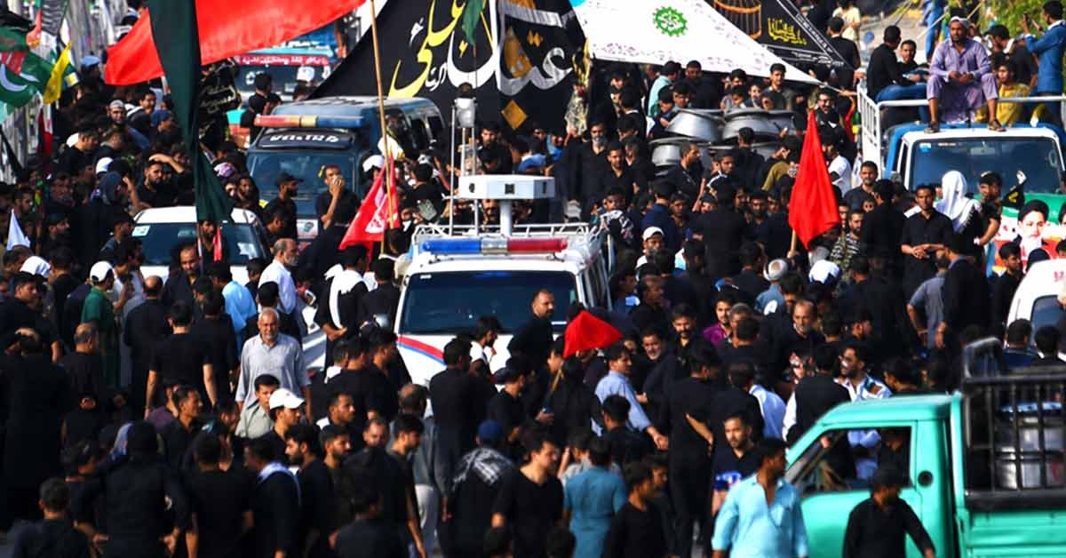 چہلم حضرت امام حسینؓ ،ملک بھر میں آج جلوس نکالے جائیں گے پشاور میں چہلم کا جلوس امام بارگاہ حسینیہ ہال صدر سے برآمد ہوا حضرت امام حسینؓ اور ان کے رفقا کے چہلم کی مناسبت سے آج ملک بھر میں جلوس نکالے جائیں گے۔کراچی میں چہلم حضرت امام حسینؓ کا مرکزی جلوس نشتر پارک سے برآمد ہوگا ، جلوس کی گزرگاہ کی طرف آنے والے راستے کنٹینر رکھ کر بند کر دیے گئے ہیں۔ ایم اے جناح روڈ ٹریفک کے لیے بند رہے گی۔شاہراہِ قائدین سے آنے والی ٹریفک کو کشمیر روڈ اور پیپلز چورنگی کی جانب منتقل کیا جائے گا۔ حسن اسکوائر سے آنے والی ٹریفک شارع قائدین، سوسائٹی سگنل اور تین ہٹی کے راستے لسبیلہ چوک جا سکے گی۔ ناظم آباد سے آنے والی ٹریفک لسبیلہ، گارڈن اور نشتر روڈ کے ذریعے اپنی منزل کی جانب روانہ ہو سکے گی۔ شارع فیصل سے آنے والی ٹریفک کو سوسائٹی سگنل کے ذریعے کشمیر روڈ کی جانب موڑا جائے گا، جبکہ صدر سے ٹاور جانے والی ٹریفک کو پریڈی اسٹریٹ اور آئی آئی چندریگر روڈ کی طرف بھیجا جائے گا۔دوسری جانب اسلام آباد میں چہلم کا مرکزی جلوس امام بارگاہ اثناعشری جی 6میں ختم ہو گیا۔ پشاور میں چہلم کا جلوس امام بارگاہ حسینیہ ہال صدر سے برآمد ہوا جبکہ لاہور میں امام حسین کے چہلم کامرکزی جلوس صبح حویلی الف شاہ اندرون دہلی گیٹ سے برآمدہوگا اور کربلا گامے شاہ پہنچ کر ختم ہو گا ۔شہدائے کربلا کے چہلم پر کوئٹہ میں قائدآباد،گوالمنڈی اور بروری کےعلاقوں میں آج موبائل فون سروس معطل رہےگی۔حیدرآباد میں چہلم پر دفعہ 144 نافذ کر دی گئی ہے۔ حیدرآباد، مٹیاری، دادو، سجاول، ٹنڈو اللہ یار، ٹھٹھہ،جھرک میں ڈبل سواری پر پابندی عائد ہے