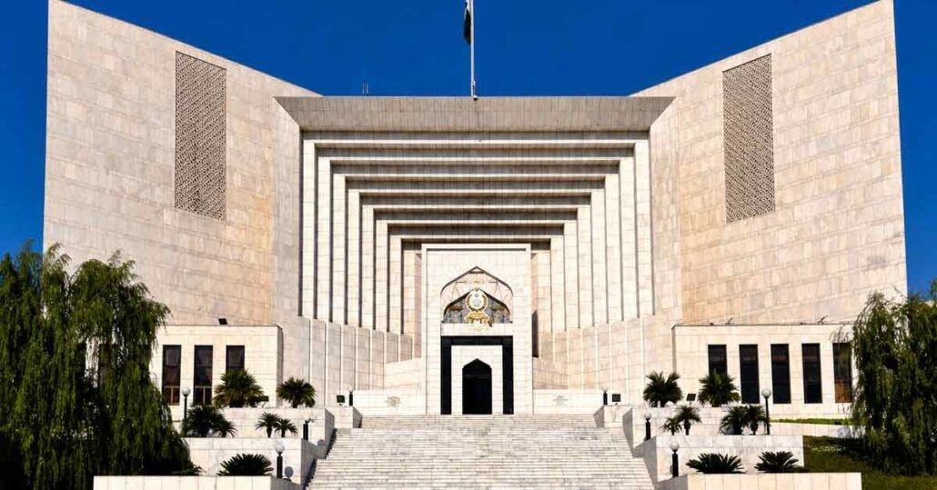 جج اور وکیل میں بحث سپریم کورٹ میں کیس کی سماعت کے دوران وکیل اور ججز کے درمیان سخت جملوں کا تبادلہ