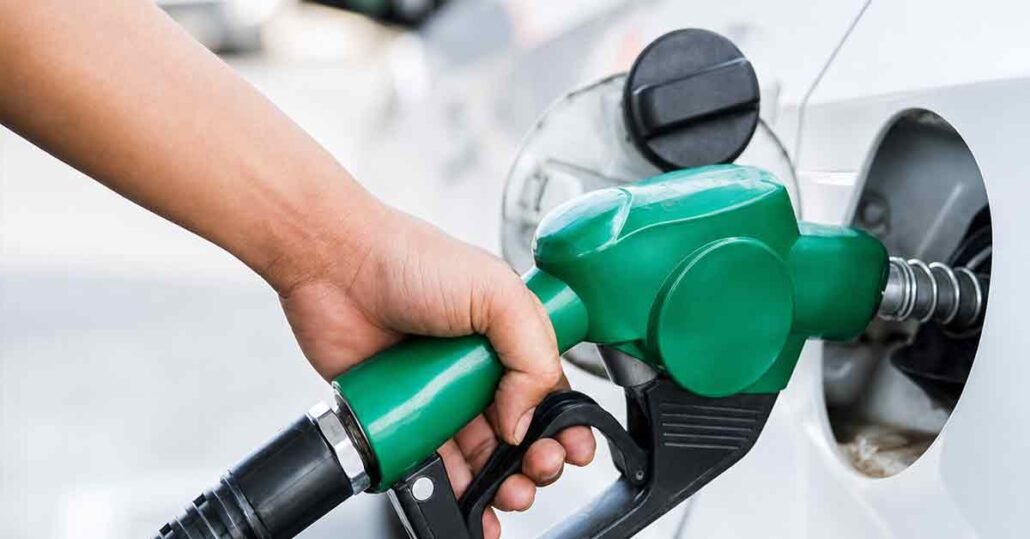پیٹرول 5 روپے لیٹر سستا حکومت نے پیٹرولیم مصنوعات کی قیمتوں میں کمی کا اعلان کر دیا